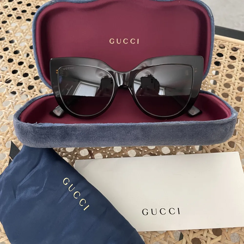 Släpper taget om mina Gucci solglasögon som inte kommer till användning…  Fick som gåva och har använts enstaka gånger. Inköpta för ca.2500kr.  Har har inte superbra koll på modellen, men äkthetsintyg medföljer! Skulle säga det är en ”cat-eye modell”.. Accessoarer.