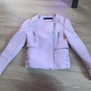 Skinnjacka  - En beby råsa skinnjacka 