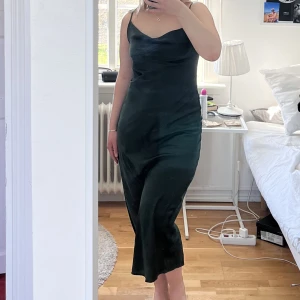 Grön satinklänning - Lång grön satin klänning från stradivarius, köpt på Zalando. Använd endast en gång💚perfekt till bal eller fest