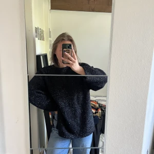 Glittrig stickad  - Perfekt lite roligare svart stickad tröja! Knappt använd, nopprar inte