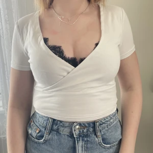 Vit topp - Vit topp från Even&Odd i storlek XS! Skulle säga att den passar S! Skriv för frågor!💕