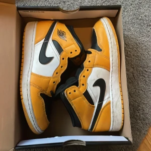 Jordan 1 taxi mid GS - Jordan 1s  Box✅  Lite creasing och starloss  Ett bra par skor inför sommaren✨⭐️ Hör av er för minsta intresse⭐️ 