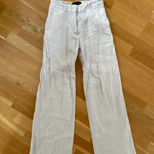 Beigea linnebyxor lågmidjade - Sjukt fina lågmidjade linnebyxor Blivit försmå därför ingen bild på tyvärr.