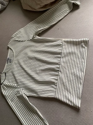 Blus/tröja!🍍👍🏼🤍 - Denna blus/ tröja är så fin men inte så fin på mig! De är därför jag säljer den! Orginal pris:230kr
