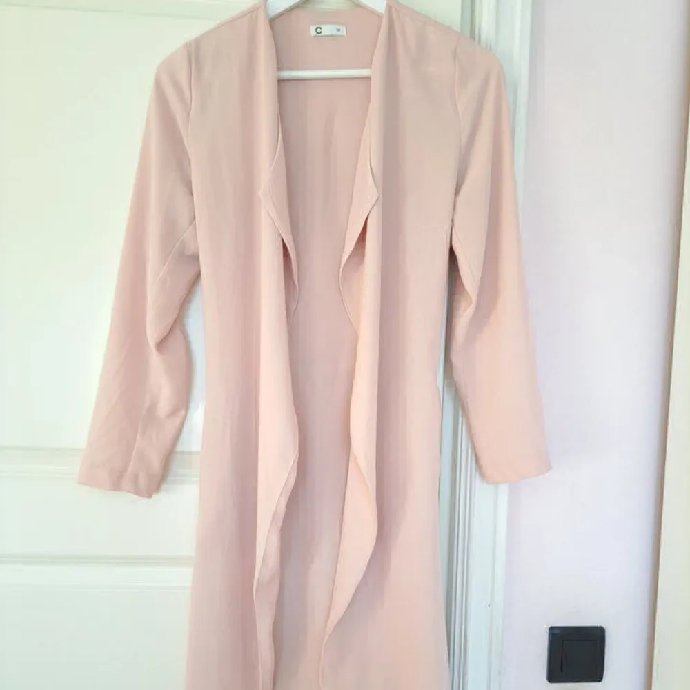 Säljer en fin blush rosa kappa från Cubus. Tunt material.  Storlek XS. Pris 100kr + frakt. Betalning sker via SWISH och jag skickar enbart med posten. Referenser finns från mina tidigare köpare. Skicka PM vid intresse :). Jackor.