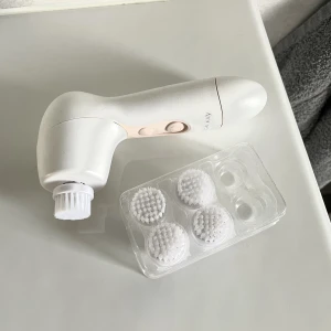 Ansiktstvättsborste/facial cleanse brush - Jag säljer denna som kommer aldrig till användning. Den är från Mary Kay men har några år på nacken, har täcken på användning men funkar fint. Den är bra för djuprengöring och exfoliering. De fyra borstarna ingår också :) Skriv om ni undrar något! 