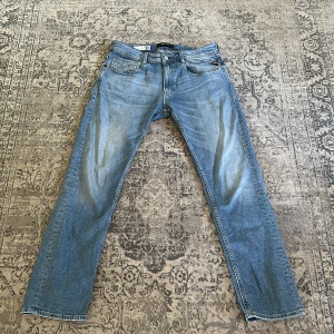 Replay jeans - Hej säljer nu min riktigt snygga jeans dem är i 10/10 i skick knappt använda! Har ni någon fundering tveka inte på att höra av er!.