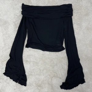 OFF SHOULDER TRÖJA - En svart off shoulders tröja som inte kommit till användning. Inprincip helt ny och finns inga defekter. Det är ett tunt mjukt material