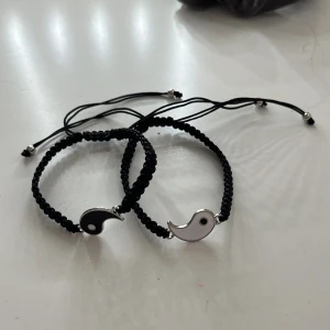 Armband - Två armband som är jätte fina. Aldrig använt 