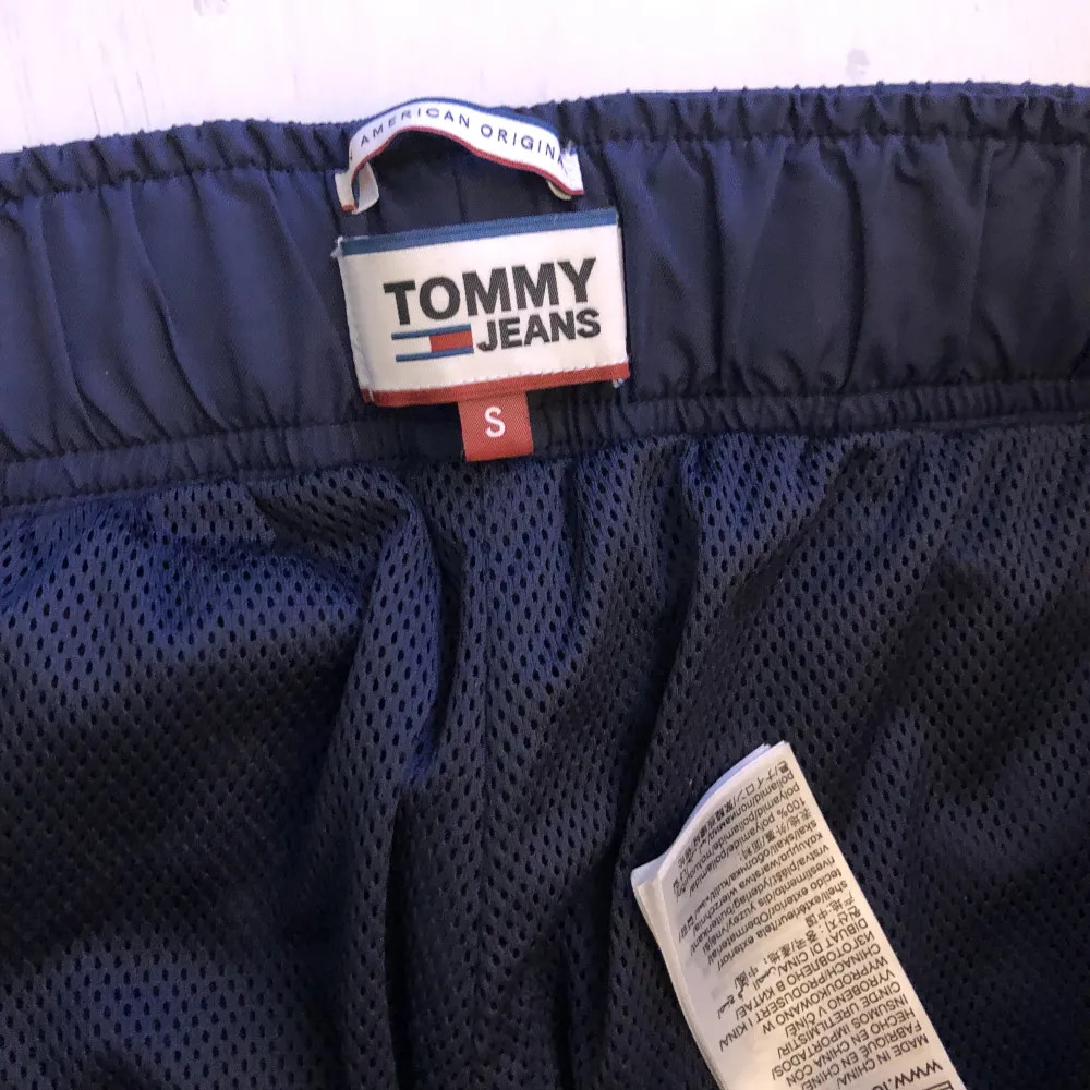 Blue windbreaker pants. Tommy Hilfiger. Aldrig använda . Jeans & Byxor.