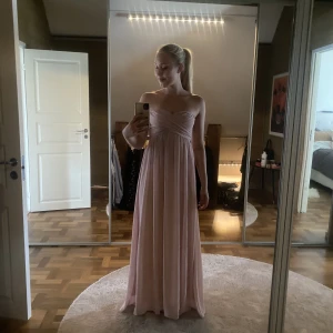 Rosa klänning - Oanvänd rosa klänning från hm med lappen kvar. Går att bära både som bandaue eller band. Säljer pga för liten i ryggen som ni ser på andra bilden. Jag är 173 cm lång❤️