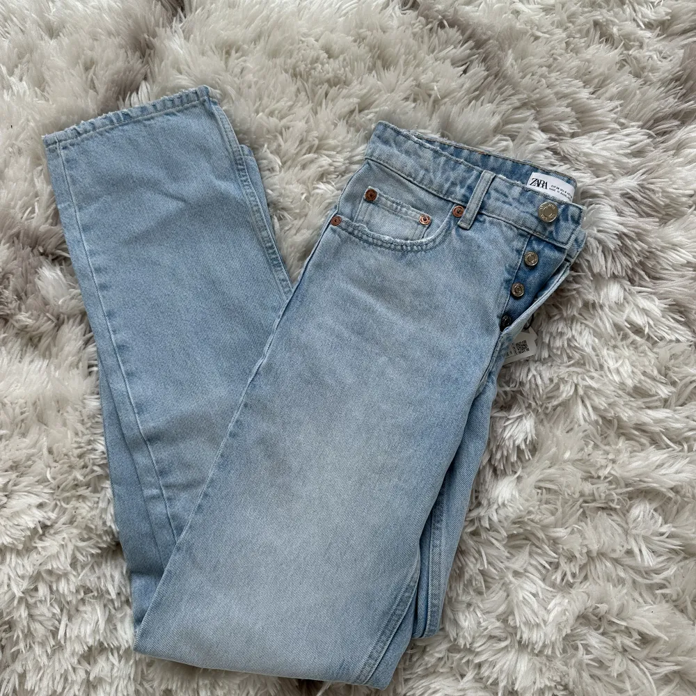 Säljer ett par jeans från zara, super fina men inte använda då jag har ett par likadana.💓💓💓. Jeans & Byxor.