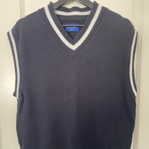 Stickad väst - Säljer min stickade väst från Jack and Jones nästan nyskick då den bara använts fåtal gånger. Storlek medium