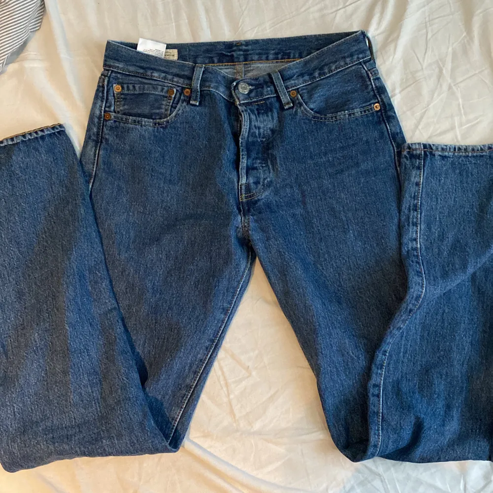 Levis 501 (herr) i storlek w30 l34.  Bra längd på mig som är 173. Använda en del men inte slitna, säljer eftersom de inte passar.. Jeans & Byxor.