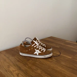 Golden goose skor - Säljer dessa sjuk snygga golden goose skor i storlek 41! Fortfarande i bra condition. Skorna har använts men har tagits väl hand om. Condition 8/10. Inget OG, bara skorna🌟 skorna är herr men jag skulle säga unisex.  (inga defekter)