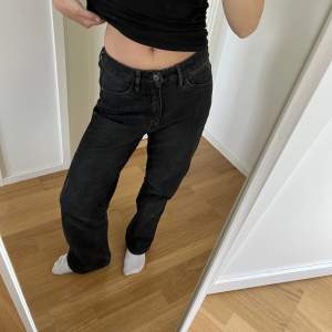 Svarta jeans med rak passform och medelhög midja!