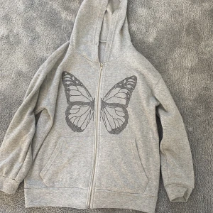 Grå ziphoddie  - Grå zip Hoodie från SHEIN i storlek S 