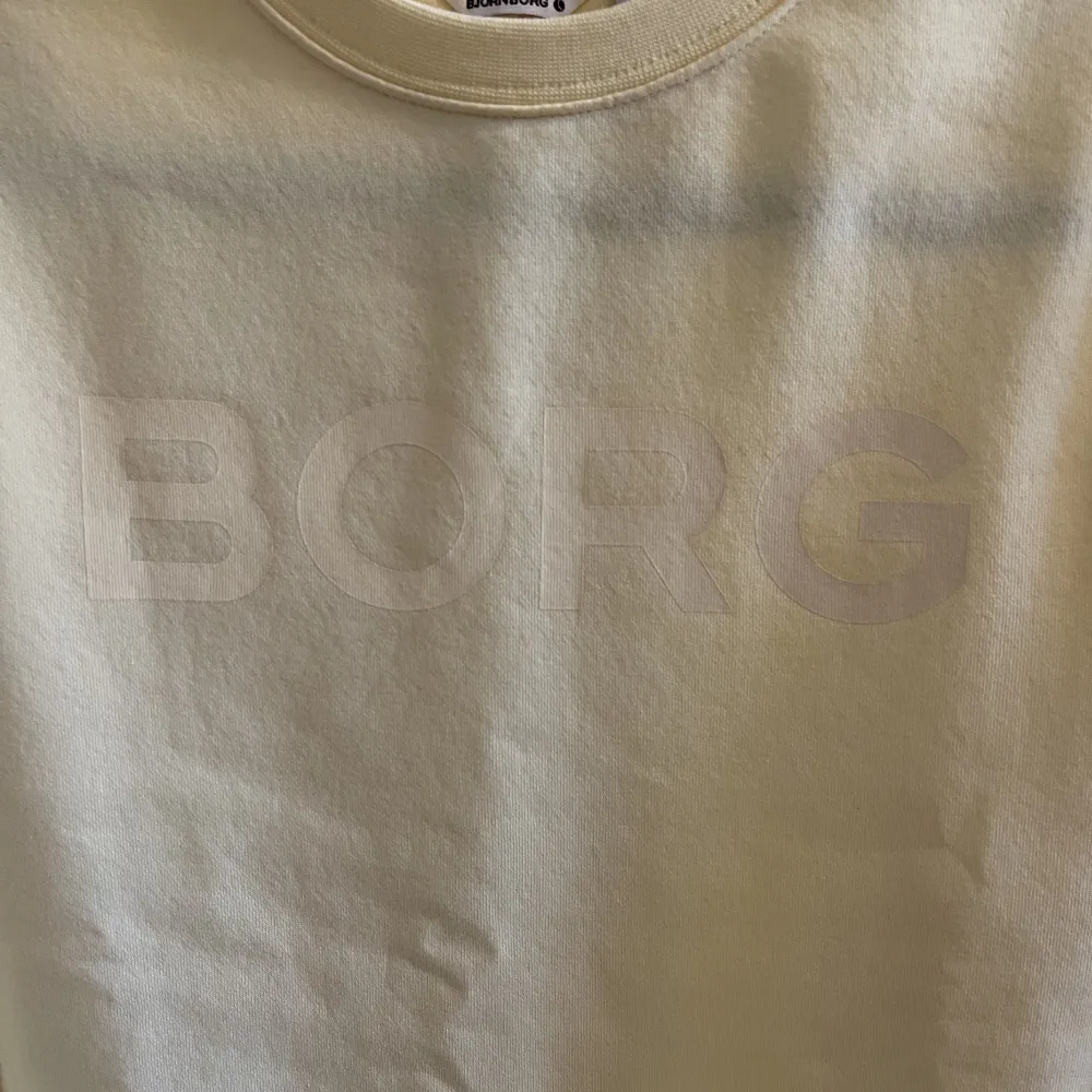 Helt ny från Björn Borg i pastell gult. XS endast testad . Tröjor & Koftor.