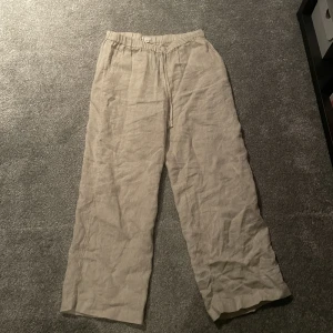 Linnebyxor Arket  - Herr Linnebyxor ifrån Arket Storlek medium nypris 800kr  Men är som helt nya säljer för 600kr