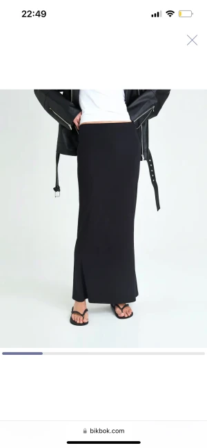 Oanvänd långkjol - Säljer helt ny, oanvänd kjol från Bikbok då jag glömde lämna tillbaka. Storlek M och en del strech i. Nypris 300kr så lägger mig strax under på 270kr. Kan mötas upp annars står köparen för frakten. 