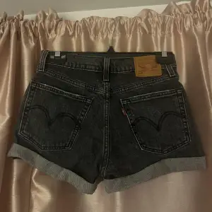 Levis shorts storlek 24/xs Använda fåtal gånger