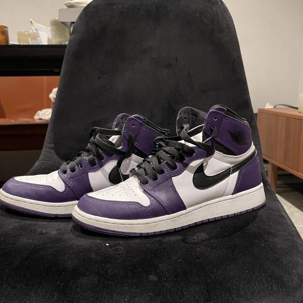 Jag säljer mina Air Jordans 1 Retro High Court Purple white i storlek 38,5. Använt ett fåtal gånger så dem är i ett mycket bra skick.. Skor.