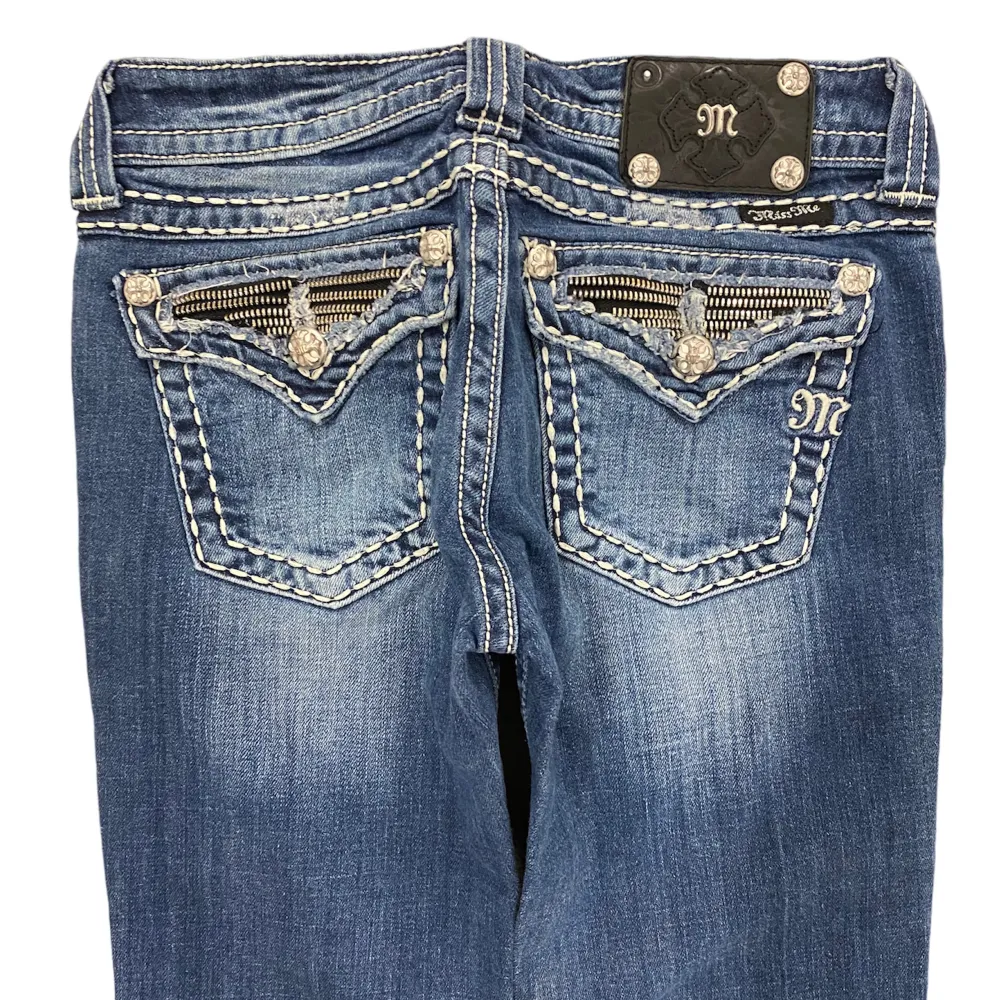 Ett par low waist bootcut Miss Me jeans i storlek 26. Jeansen är i fint skick med inga skador eller fläckar. Vid fler frågor eller mått tveka inte att kontakta oss!. Jeans & Byxor.