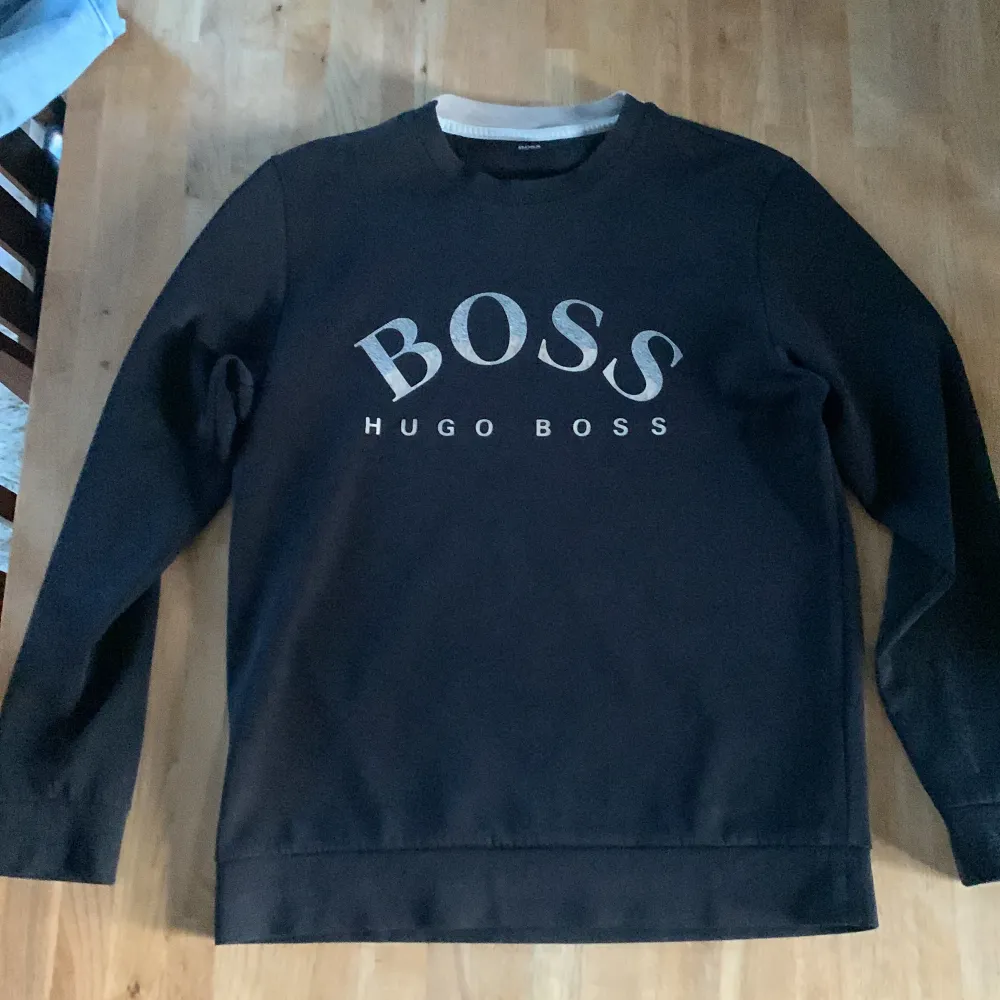 Tjena säljer min Hugo boss sweatshirt eftersom den inte har kommit till användning på sistone. Den är i Storlek L och har inga tecken på slitage eller fläckar. Mvh Sebastian. Hoodies.