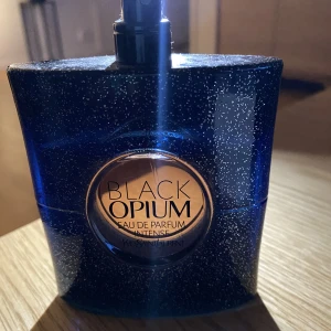 Black Opium parfym  - Knappt använd då jag har andra jag tycker mer om, locket saknas men flaskan är så gott som ny 😝pris kan diskuteras, köptes för 1000kr