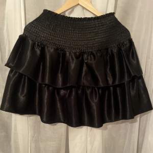 Säljer denna superfina kjol som glowar as mycket. Ser inte vart den är ifrån eller vilken storlek den är men passar s-l