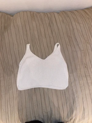 Topp Strl M  - En vit topp från River Island i strolek M.  Säljer denna på grund av att den är för stor. 