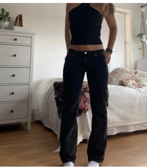 Weekday jeans  - Säljer dessa weekdayjeans i strl 29/32, som nya och superfina, men säljer då de tyvärr inte passar mig storleksmässigt. 💕 skriv för fler bilder!