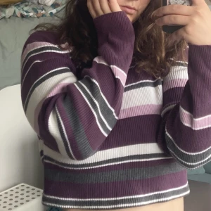 Lila croppad tröja - Super fin croppad långärmad tröja i fina lila nyanser. Super fin kvalite, knappt använd.