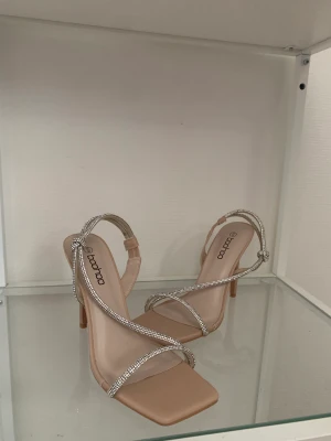 Klackskor - Säljer ett par superfina klackskor som kan användas till balen💗Dom är endast provade så dom är i väldigt bra skick! Dom är köpta för 200kr❣️