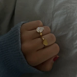 Caroline svedbom rinh - Super fin ring!! Säljer för jag använder den nästan aldirg 💖den är justerbar och i väldigt bra skick! Frakt ingår i priset 🤗🤗