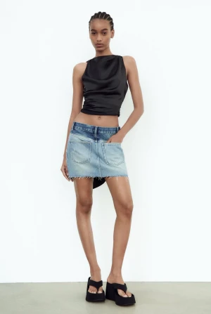 Zara topp öppen rygg  - Superfin topp från Zara Öppen rygg.  Aldrig använd. Säljes pga fel storlek. Nypris 329kr