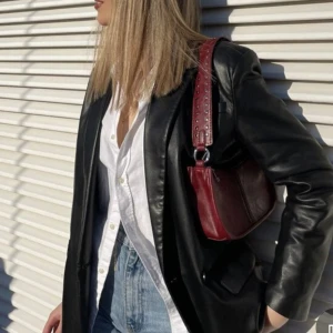 Väska - OBS, fläckar av ögonskugga på insidan (se bild 3) Röd väska med metall detaljer😍Säljer pga används inte längre ☺️🫶