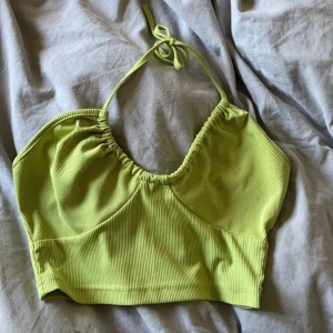 Gröntopp - Säljer denna somriga toppen , säljer pågrund av att den inte kommer till användning 💕