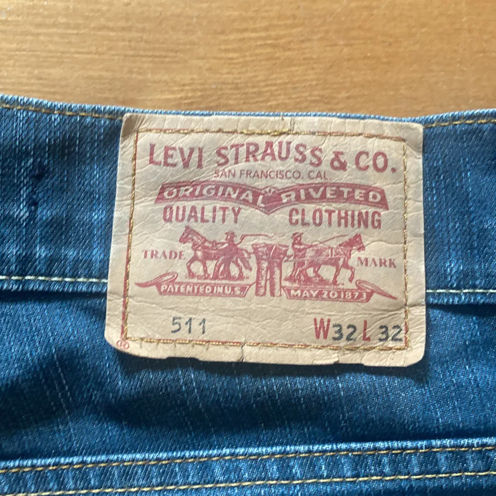Lågmidjade levis-jeans, waist 32 längd 32. Modellen heter 511 slim. Inga defekter. Köpta här men var för långa på mig (är invikta på bilderna) . Jeans & Byxor.