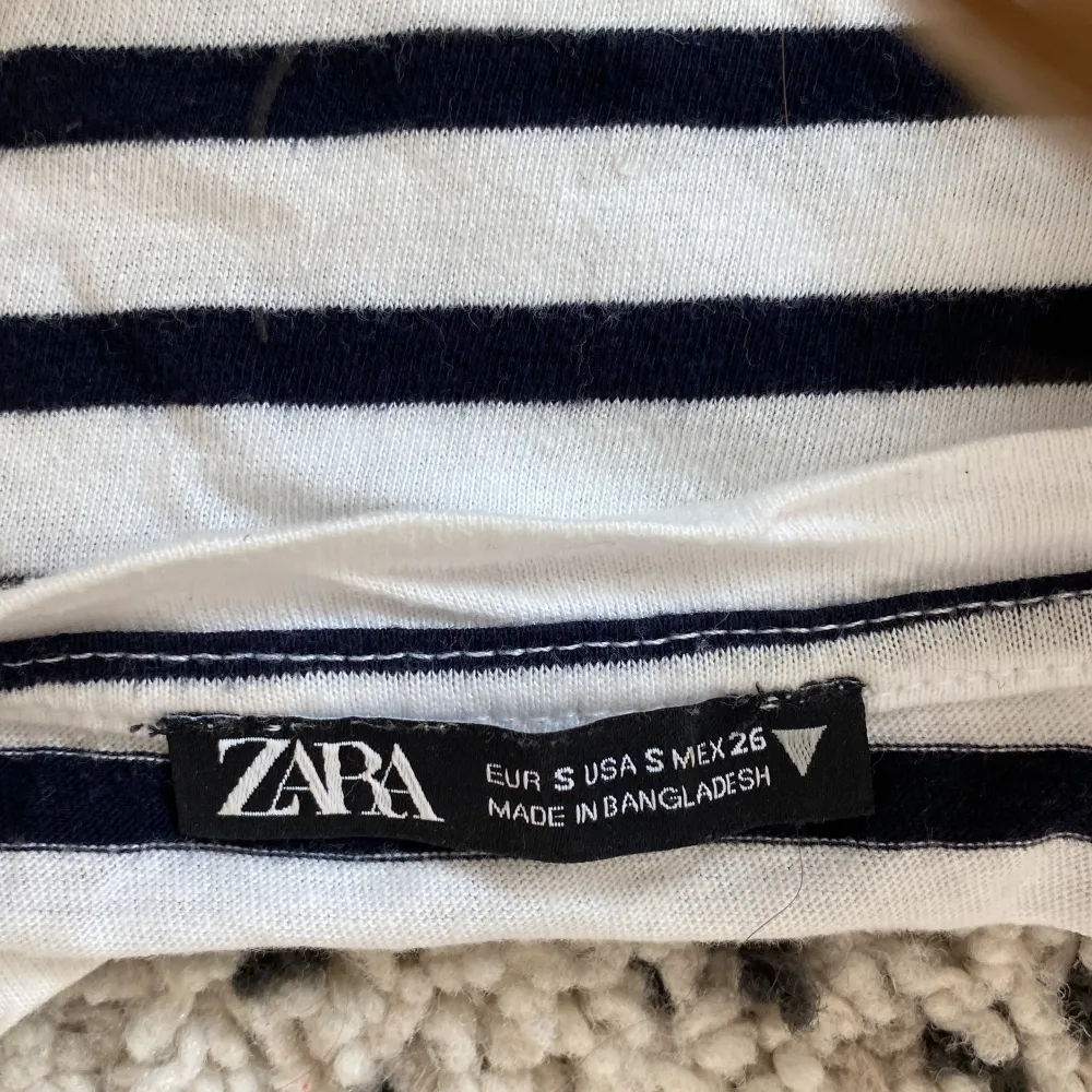 Säljer en randig fin t-shirt från zara!❤️ använd ganska mycket men inga defekter eller liknande ❤️köptes förra året 😘. T-shirts.