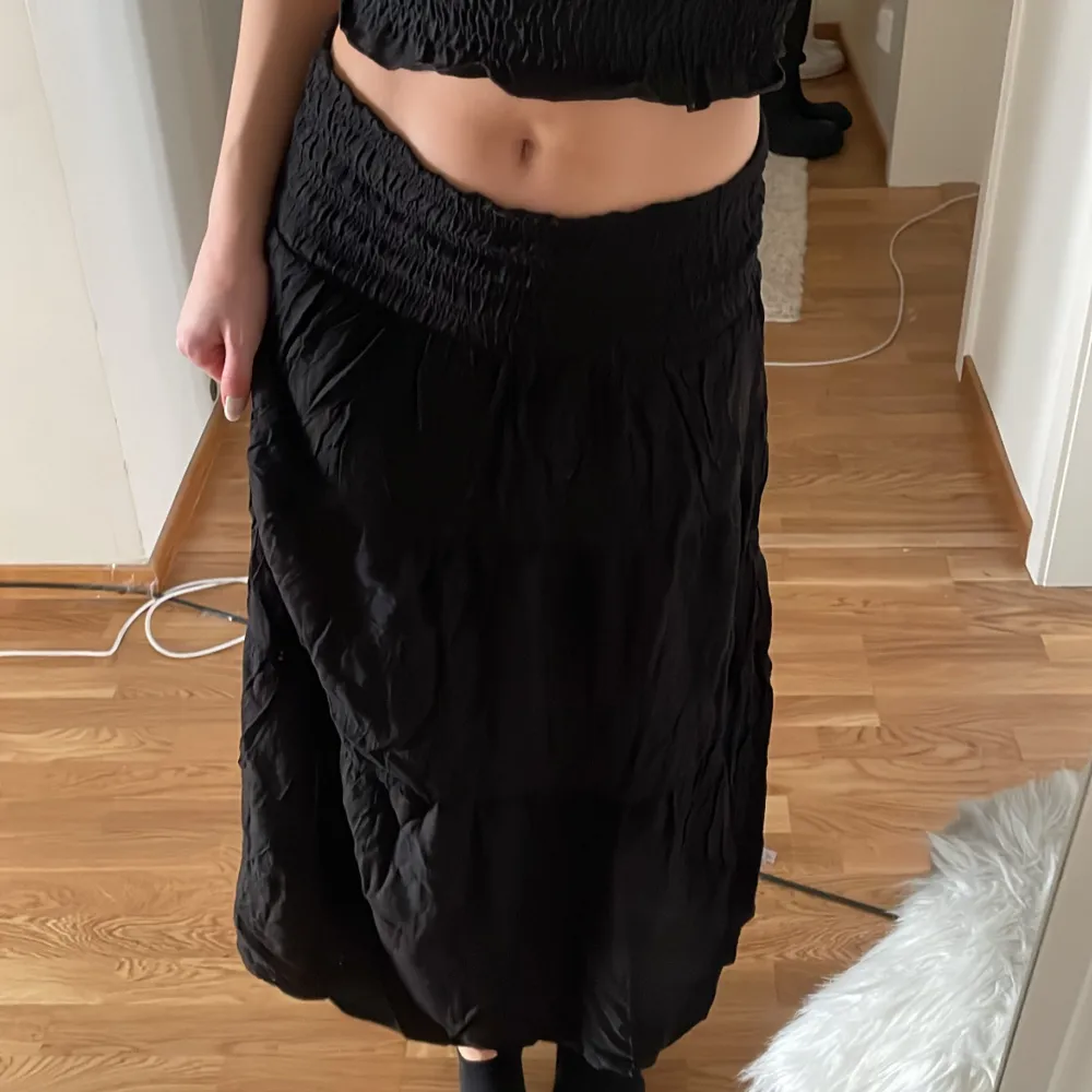 Super söt lång volangkjol. Kan också användas som känning. . Hameet.