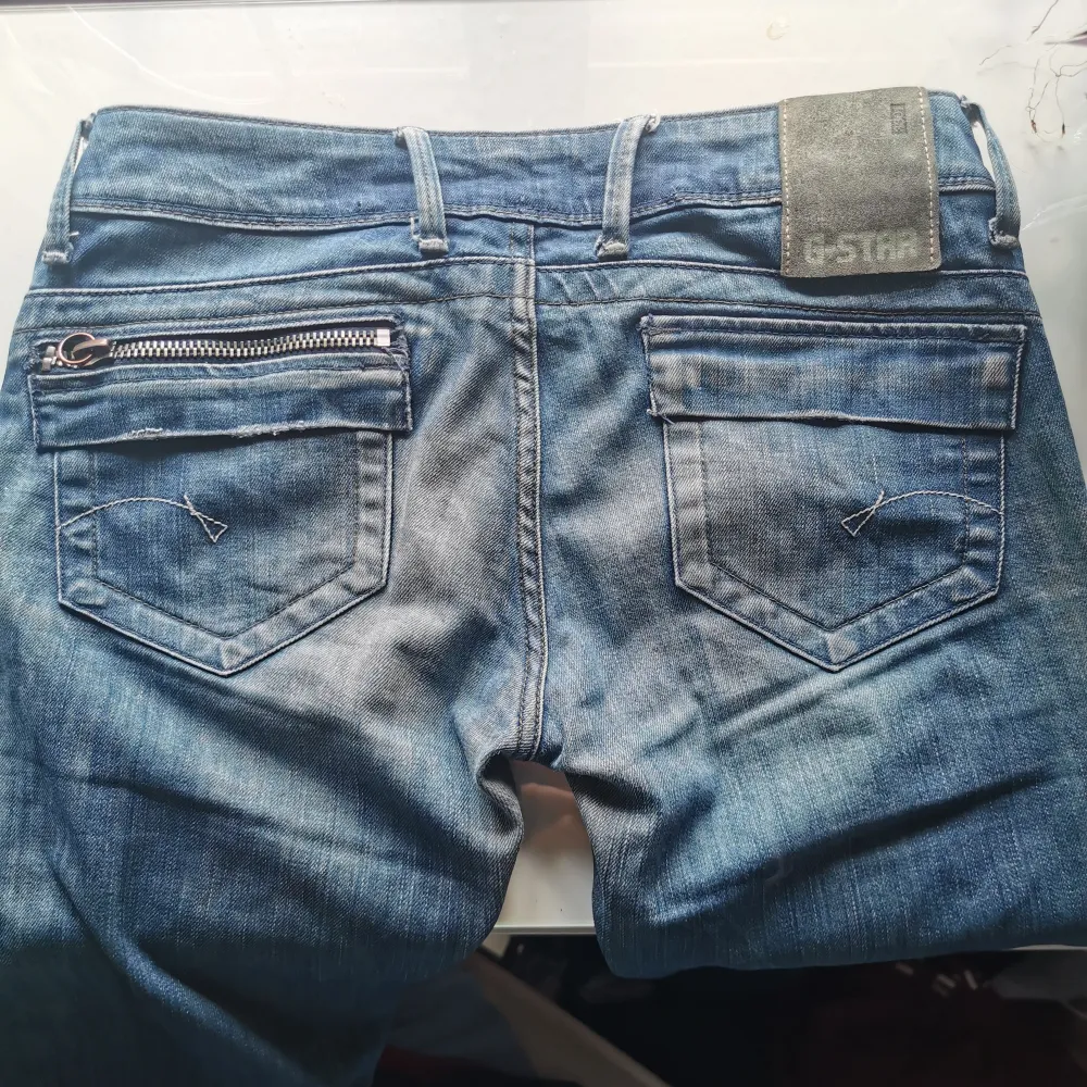 Så snygga y2k lowwaist slim jeans från G-star raw 3301. Många fina detaljer och fickor. Tyvärr lite för tajta. Jag har 38 och är 166 cm, dessa passar någon med storlek 36 bäst! Midja: ca 40. Längd:75. Lite stretchiga!. Jeans & Byxor.