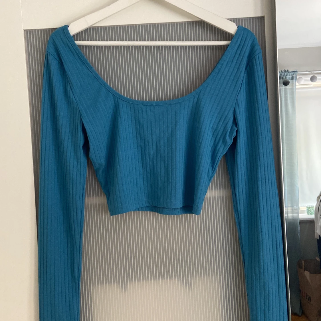 Långärmad kort topp. NA-KD  - 91