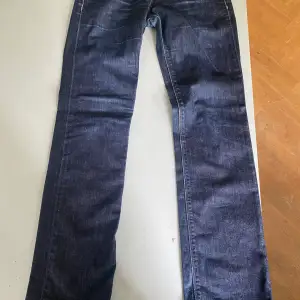 Snygga jeans i mörkblå färg. Straighta i modellen och har några få defekter vis slutet av jeansen, säljer pga blivit för små för mig💕
