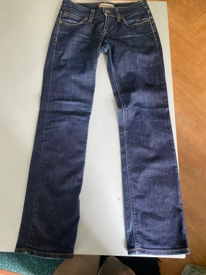 Levis jeans mörkblå  - Snygga jeans i mörkblå färg. Straighta i modellen och har några få defekter vis slutet av jeansen, säljer pga blivit för små för mig💕