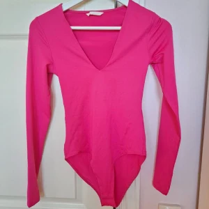 Ny rosa body - Säljer ny/oanvänd body från H&M i storlek XS. Stretchigt material passar även en storlek S. Pris 100kr + frakt. Betalning sker via SWISH och jag skickar enbart med posten. Referenser finns från mina tidigare köpare. Skicka PM vid intresse :)