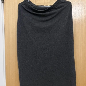 Kjol - Stretchigt material, sitter tajt 