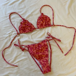 Bikini - Säljer denna jättefina bikinin ifrån Asos då den inte kommit någon användning. Bikinin är helt oanvänd. Nederdelen är storlek S och toppen är XS