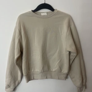 Sweatshirt - Sweatshirt från gina tricot i storlek xxs, endast använd ett fåtal gånger.