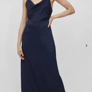 Balklänning - Säljer nu min jättefina balklänning som tyvärr inte satt som jag ville. Den kommer från vila och är i storlek 34. Har lämnat in den till en skräddare som sytt en slits på den på ena sidan.😍köpte den för 450 kr så säljer för 400 😍skriv för mer  bilder